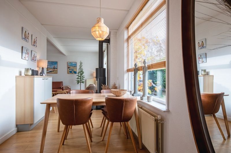 Zonnig terras bij Bungalowpark 't Luwe Land - 7B - De Wijnhof in De Dennen, Texel, met moderne buitenmeubels.