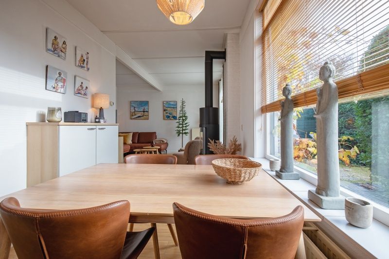 Ontbijttafel met bloemen en fruit op het terras van Bungalowpark 't Luwe Land - 7B - De Wijnhof, Texel.