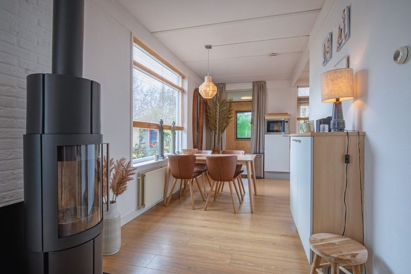 Moderne woonkamer met houtkachel in Bungalowpark 't Luwe Land - 7B - De Wijnhof, De Dennen, Texel.