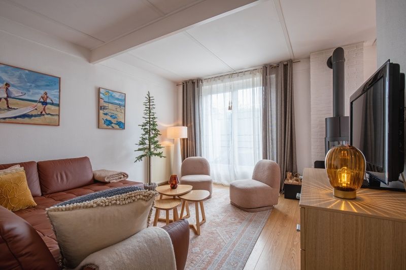 Open woonkamer en keuken in Bungalowpark 't Luwe Land - 7B - De Wijnhof, Texel, met strakke inrichting.