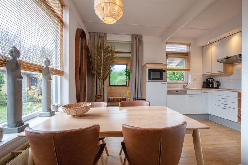 Stijlvolle zithoek in Bungalowpark 't Luwe Land - 7B - De Wijnhof, De Dennen, Texel, met kleurrijke accenten.