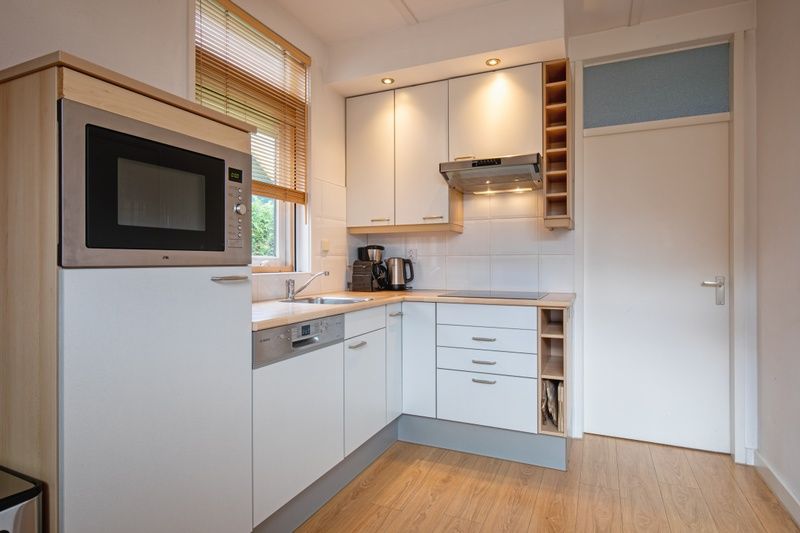 Comfortabele bank en decoratieve kunst in Bungalowpark 't Luwe Land - 7B - De Wijnhof, De Dennen, Texel.