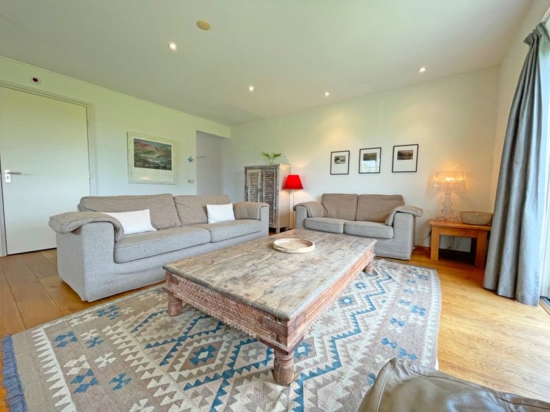 Stilvolle Sitzecke im Apartment Bos en Duin 40, De Dennen, Texel mit Holzboden und einladender Atmosphaere.