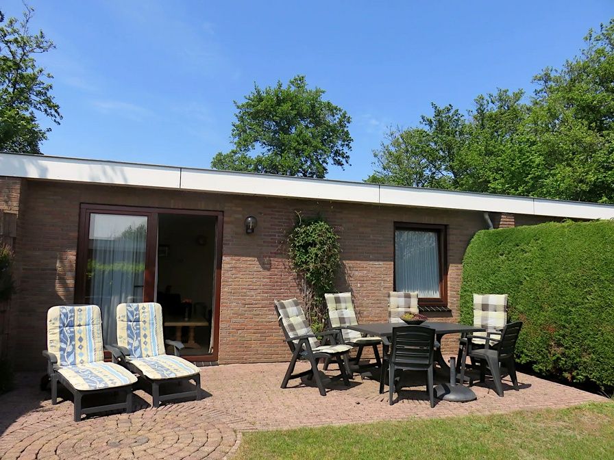 Geniessen Sie die Sonne auf der Terrasse des Bungalowparks Uterste Coogh, Bungalow 116 in De Dennen, Texel.