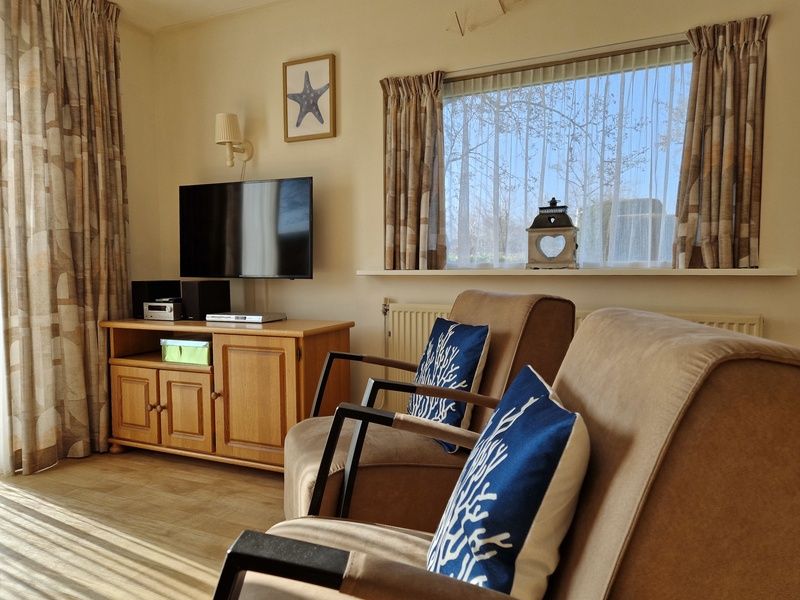 Komfortable Sitzecke mit Fernseher im Bungalowpark Uterste Coogh, Bungalow 116 in De Dennen, Texel.