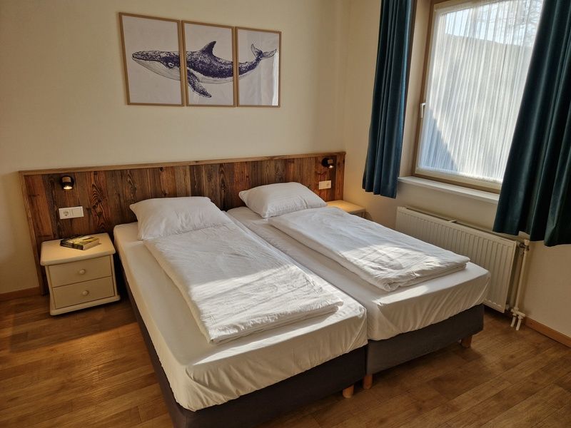 Modernes Badezimmer mit Badewanne im Bungalowpark Uterste Coogh, Bungalow 116 in De Dennen, Texel.