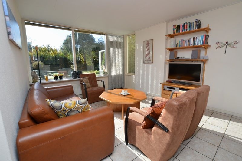 Gezellige woonkamer in Vakantiehuis de Parel 222, De Dennen, Texel met comfortabele zithoek.