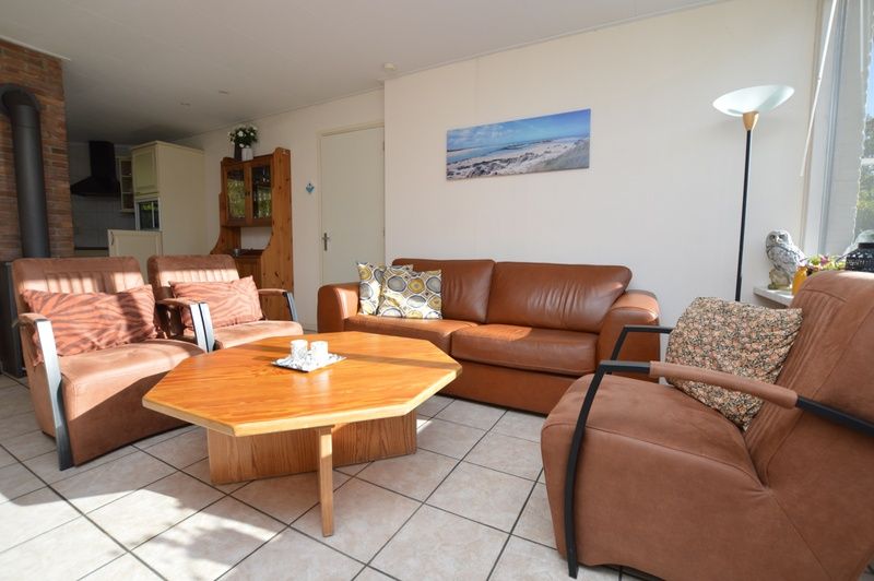 Moderne zithoek in Vakantiehuis de Parel 222, De Dennen, Texel voor ultiem comfort.