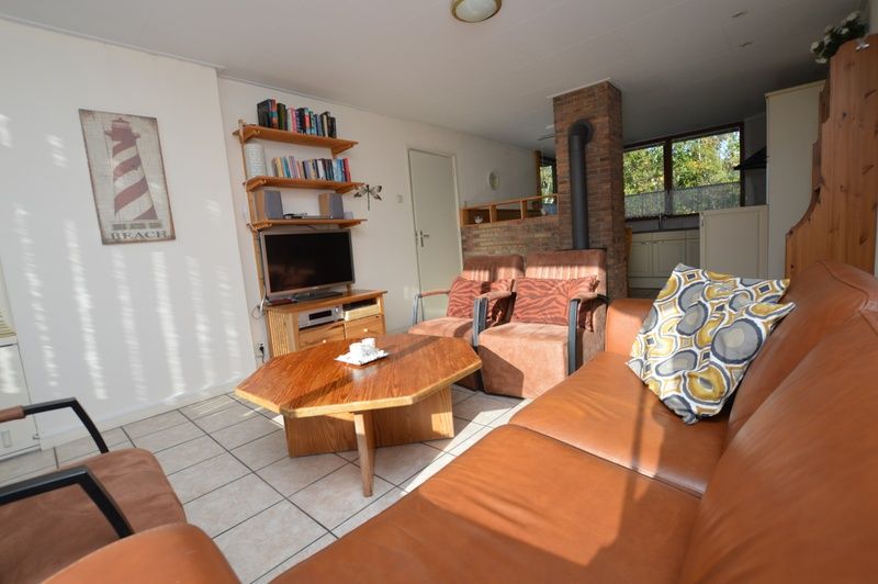 Vakantiehuis de Parel 222 in De Dennen, Texel met sfeervolle woonkamer en open keuken.