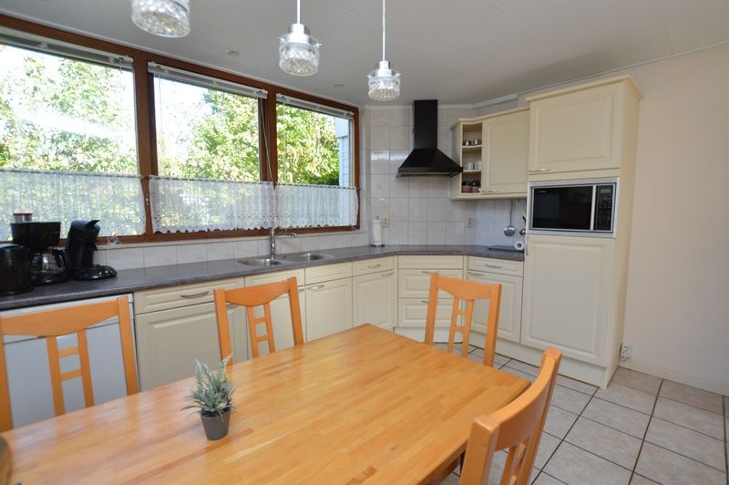 Eethoek in de keuken van Vakantiehuis de Parel 222, De Dennen, Texel voor gezellige maaltijden.