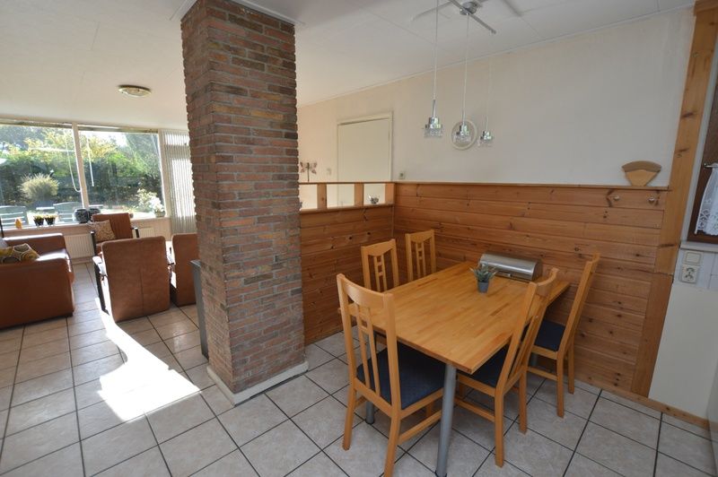 Open keuken met eetgedeelte in Vakantiehuis de Parel 222, De Dennen, Texel.