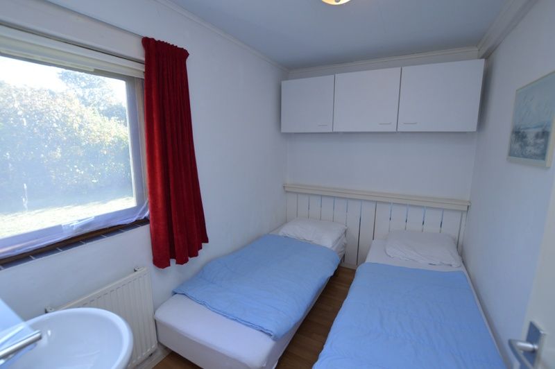 Slaapkamer met twee eenpersoonsbedden in Vakantiehuis de Parel 222, De Dennen, Texel.