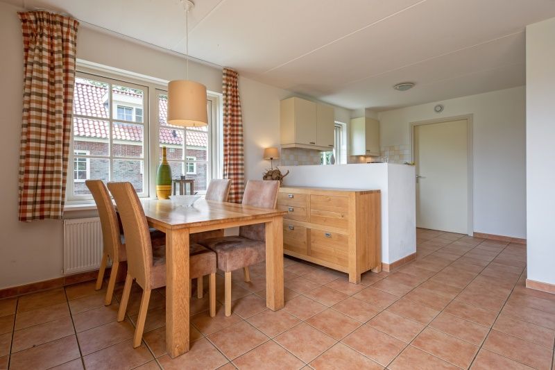 Essecke von 't Mienthuis - De Jonker, Ferienhaus in De Dennen, Texel mit Holztisch und Aussicht.