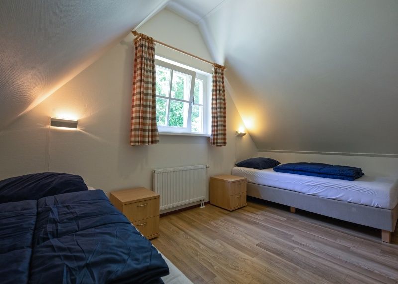 Gemuetliches Schlafzimmer mit zwei Betten in 't Mienthuis - De Jonker, Ferienhaus in De Dennen, Texel.