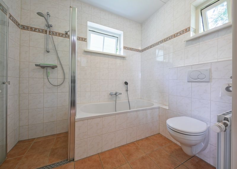 Luxurioeses Badezimmer mit Badewanne und Dusche in 't Mienthuis - De Jonker, Ferienunterkunft in De Dennen, Texel.