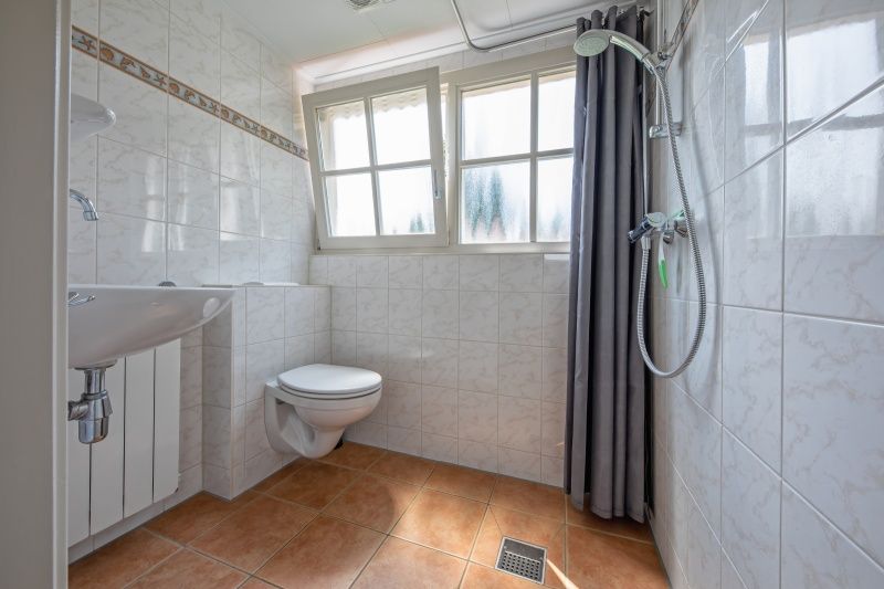 Zweites Badezimmer mit Dusche in 't Mienthuis - De Jonker, Ferienhaus in De Dennen, Texel.