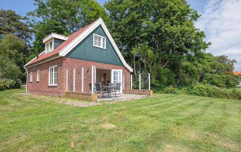 Geraeumiger Garten von 't Mienthuis - De Jonker, Ferienhaus in De Dennen, Texel fuer Entspannung in der Natur.