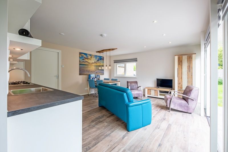 Geraeumiger Wohnraum im Bungalow 82 - De Luwte, Bungalowpark Uterste Coogh, Texel, mit viel Licht.