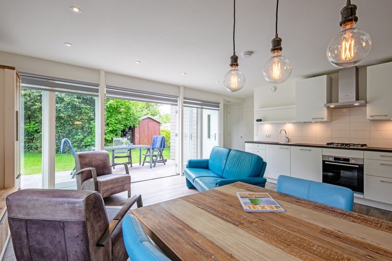 Gemuetliches Esszimmer im Bungalowpark Uterste Coogh - Bungalow 82, De Dennen, Texel, mit Blick auf den Garten.