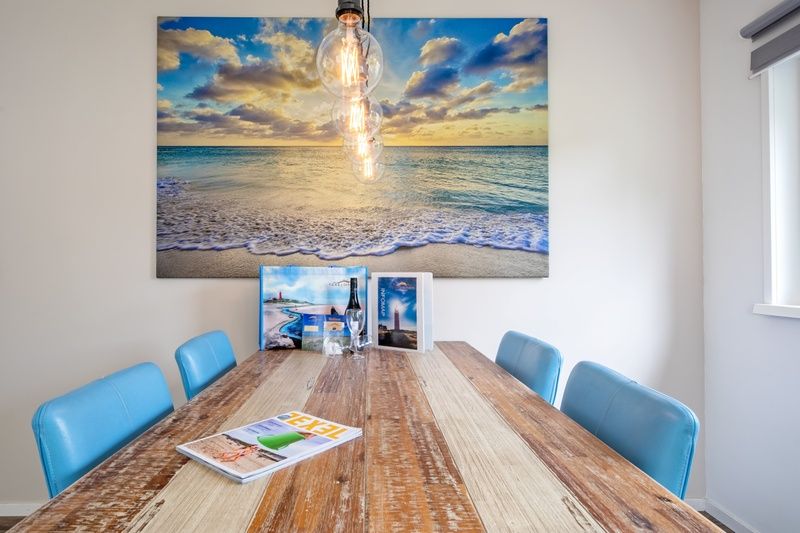 Esstisch mit Kunstwerk in Bungalow 82 - De Luwte, Bungalowpark Uterste Coogh, De Dennen, Texel.