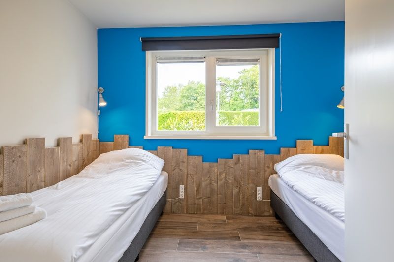 Zweites Schlafzimmer mit getrennten Betten in Bungalow 82 - De Luwte, Bungalowpark Uterste Coogh, De Dennen, Texel.