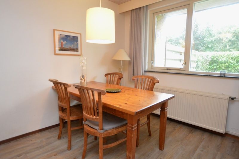 Essecke mit Holztisch im Ferienhaus Narcis, De Dennen Texel.