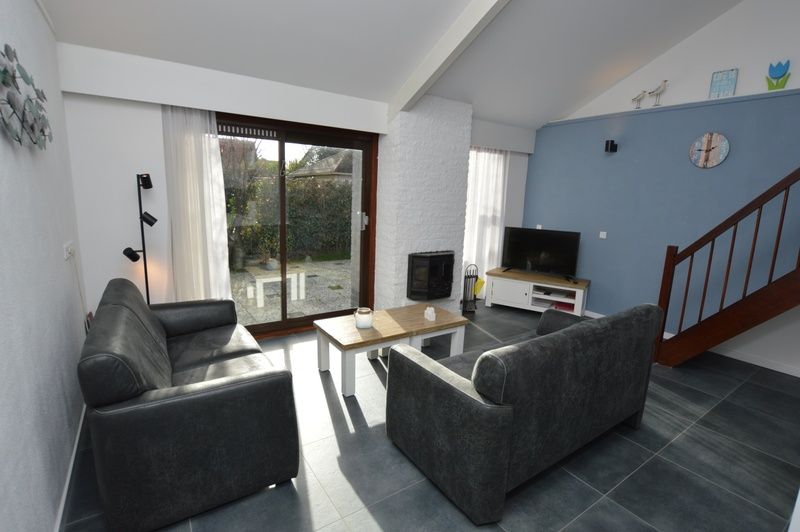 Gezellige woonkamer in vakantiehuis Gortersmient 240, Bungalowpark Gortersmient, De Dennen Texel met moderne inrichting.