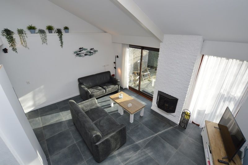 Overzicht van de woonkamer in vakantiehuis Gortersmient 240, Bungalowpark Gortersmient, De Dennen Texel met moderne inrichting.