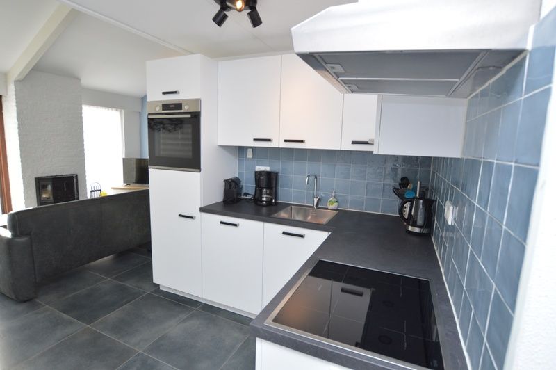 Moderne keuken in vakantiehuis Gortersmient 240, Bungalowpark Gortersmient, De Dennen Texel met strakke afwerking en apparatuur.