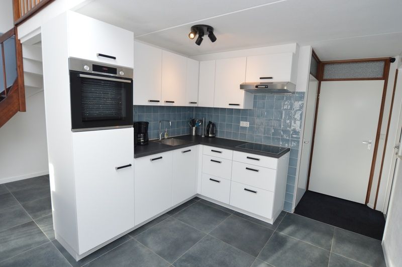 Stijlvolle keuken van vakantiehuis Gortersmient 240, Bungalowpark Gortersmient, De Dennen Texel met moderne voorzieningen.