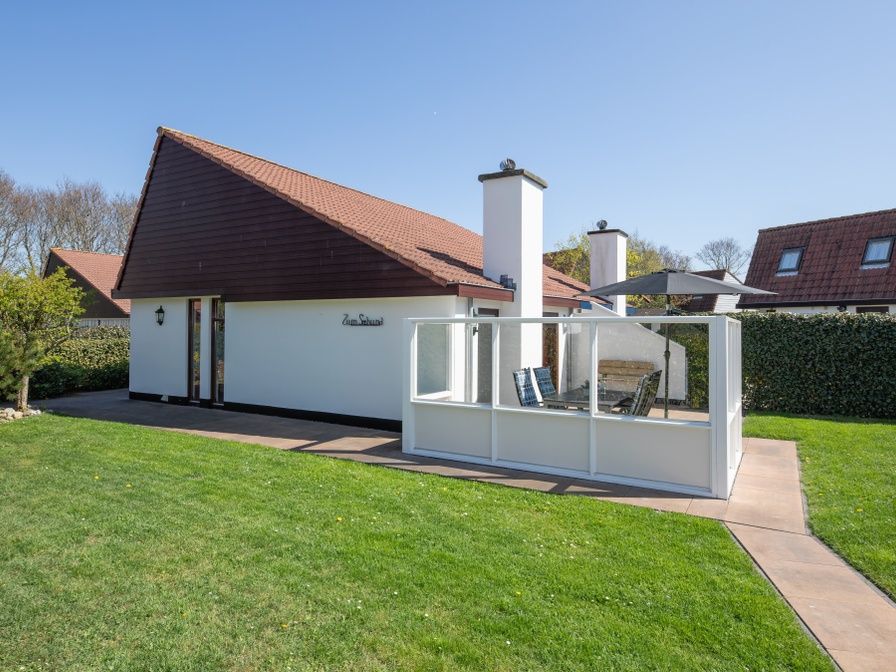 Vacation home Gortersmient 270 in De Dennen, Texel with spacious garden and modern architecture.