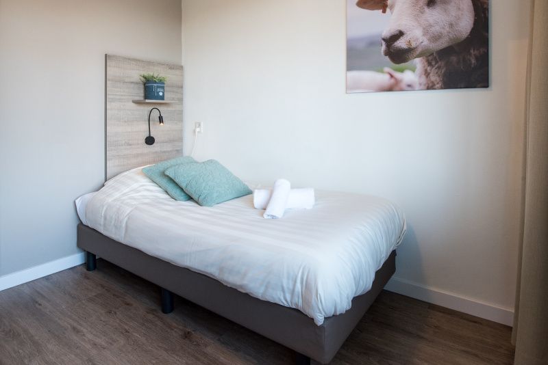 Knusse eenpersoonskamer in Appartement Bos en Duin 12, De Dennen, Texel, ideaal voor een ontspannen verblijf.