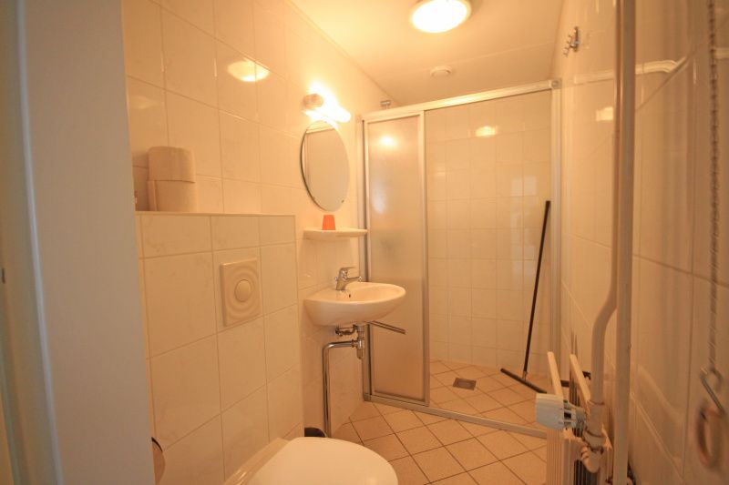 Moderne badkamer met douche in Appartement Bos en Duin 12, De Dennen, Texel, biedt comfort en gemak.