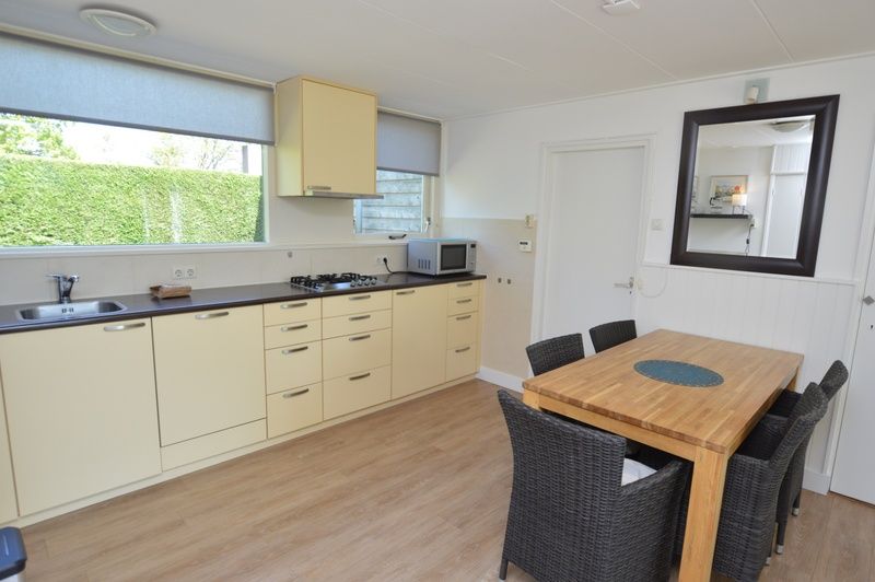 Moderne keuken in Vakantiehuis de Parel 282, De Dennen, Texel met ruime eetgelegenheid.