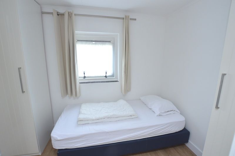 Slaapkamer met eenpersoonsbed in Vakantiehuis de Parel 282, De Dennen, Texel.