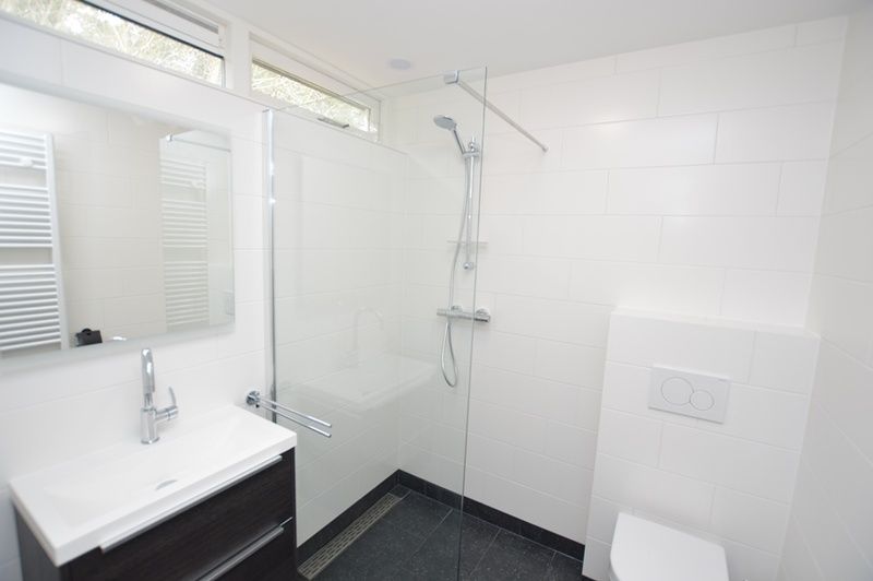 Stijlvolle badkamer in Vakantiehuis de Parel 282, De Dennen, Texel met inloopdouche.