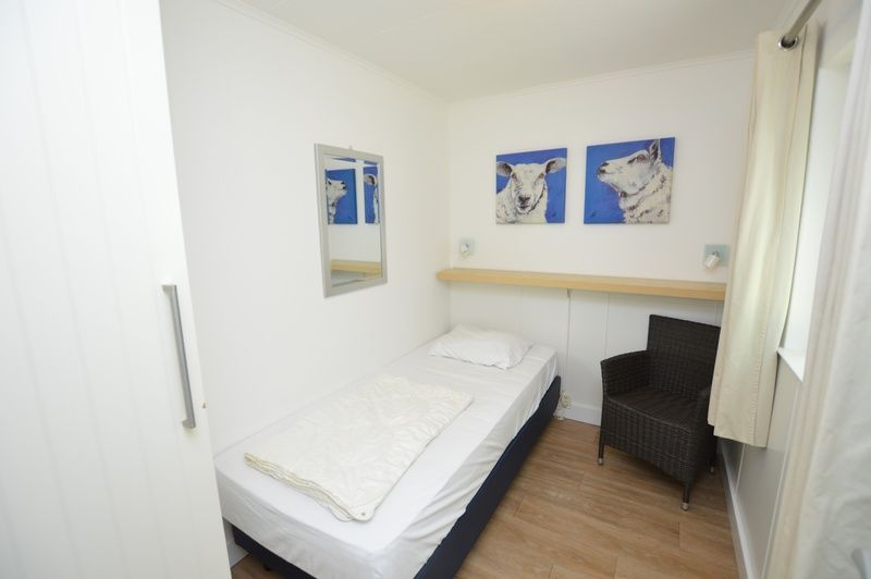 Knusse slaapkamer in Vakantiehuis de Parel 282, De Dennen, Texel met moderne decoratie.