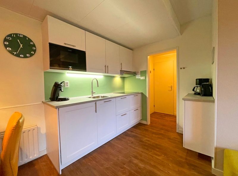 Volledig uitgeruste keuken in Appartement Bos en Duin 15, De Dennen, Texel met handige voorzieningen.