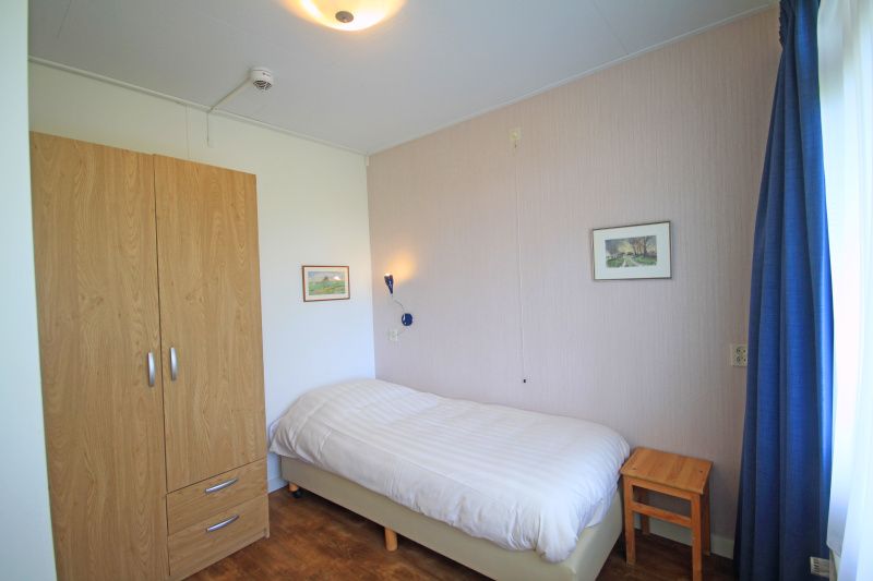 Gezellige eenpersoonskamer in Appartement Bos en Duin 15, De Dennen, Texel met veel natuurlijk licht.