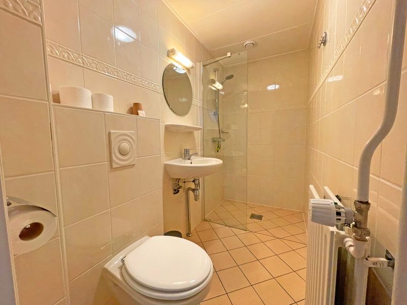 Moderne badkamer in Appartement Bos en Duin 15, De Dennen, Texel met inloopdouche en stijlvolle afwerking.