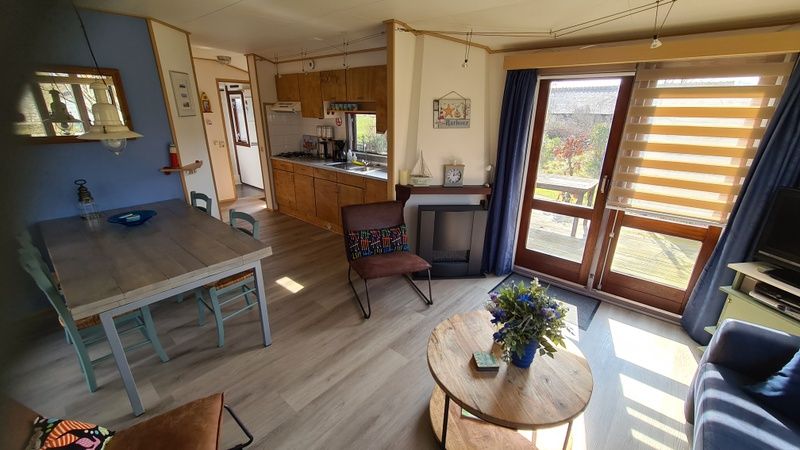 Helles Wohnzimmer des Ferienparks De Bremakker, Texel, mit Zugang zu einer sonnigen Terrasse.