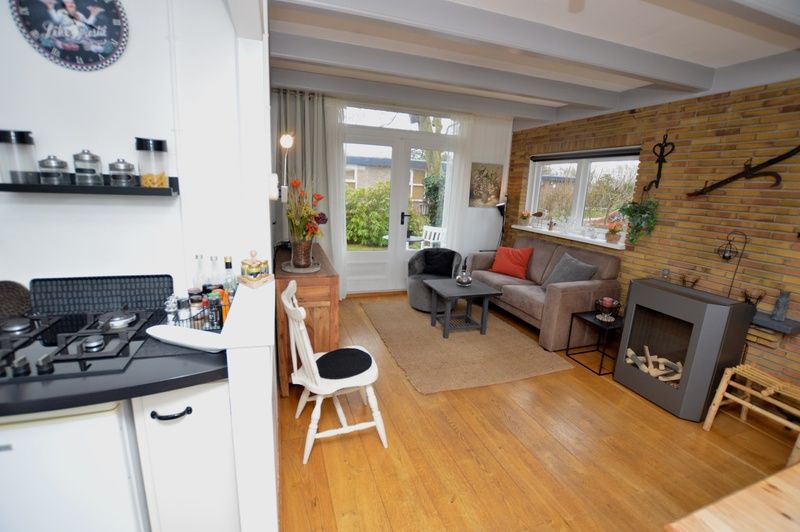 Gemuetliches Wohnzimmer des Ferienhauses Bungalow Uterste Coogh 122 in De Dennen, Texel mit offener Kueche.