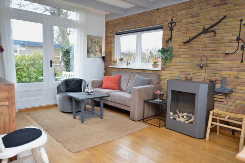 Gemuetliches Wohnzimmer mit Kamin im Bungalow Uterste Coogh 122, De Dennen, Texel.