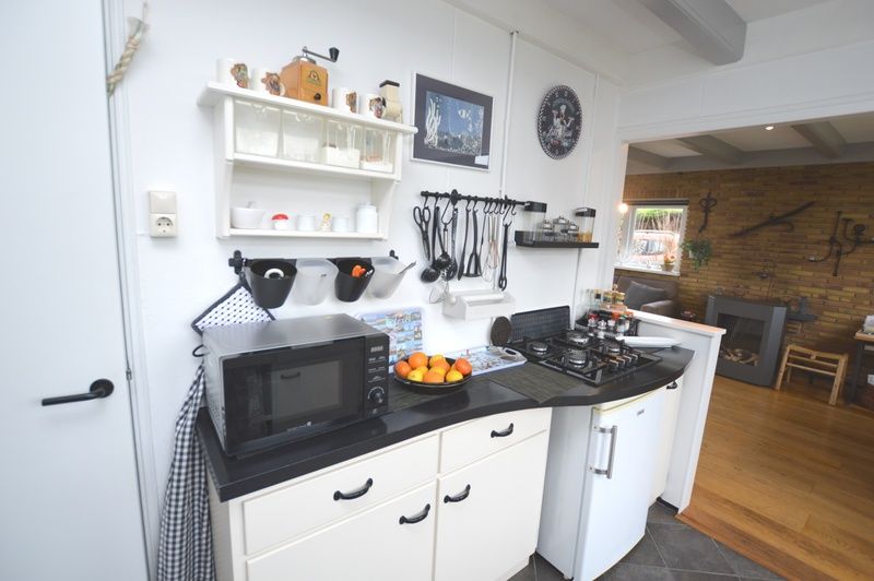 Detail der Kueche im Bungalow Uterste Coogh 122, Texel, mit moderner Ausstattung und gemuetlicher Atmosphaere.