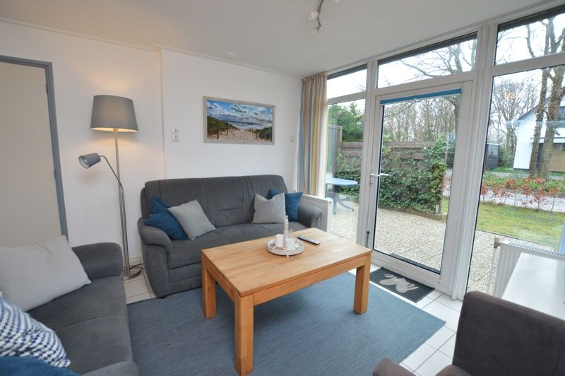 Comfortabele zithoek in Vakantiehuis de Parel 194, De Dennen, Texel met veel natuurlijk licht.