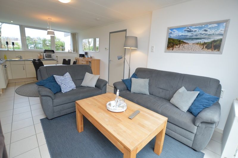 Open woonkamer en keuken in Vakantiehuis de Parel 194, De Dennen, Texel voor een ruimtelijk gevoel.