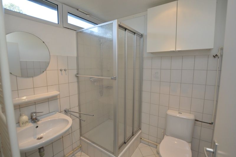 Nette badkamer met douche in Vakantiehuis de Parel 194, De Dennen, Texel voor comfort en gemak.