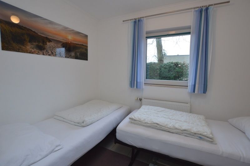 Derde slaapkamer met twee eenpersoonsbedden in Vakantiehuis de Parel 194, De Dennen, Texel voor flexibiliteit.