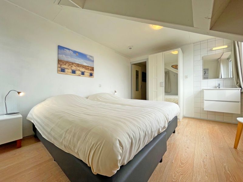 Komfortables Schlafzimmer im Appartement Bos en Duin 25, De Dennen, Texel, mit Doppelbett und heller Einrichtung.