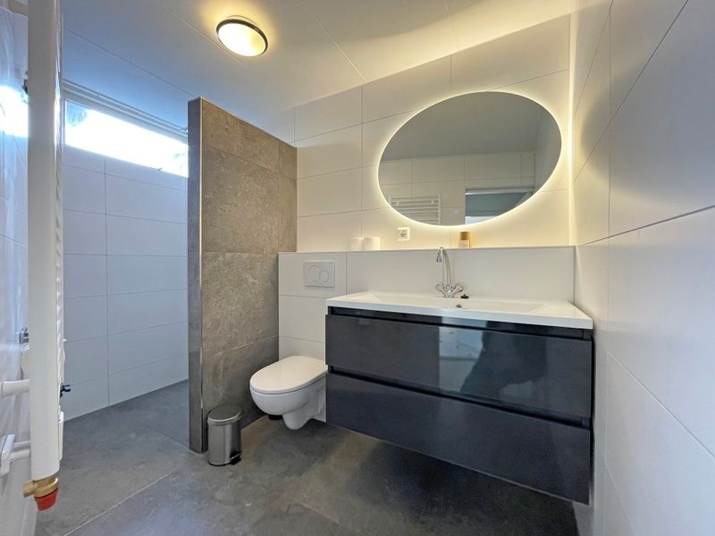 Stilvolles Badezimmer im Appartement Bos en Duin 25, De Dennen, Texel, mit modernen Annehmlichkeiten und glatter Oberflaeche.
